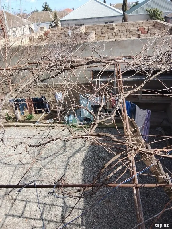 Satılır 8 otaqlı həyət evi