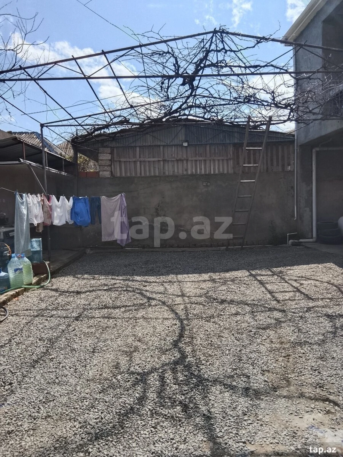 Satılır 8 otaqlı həyət evi