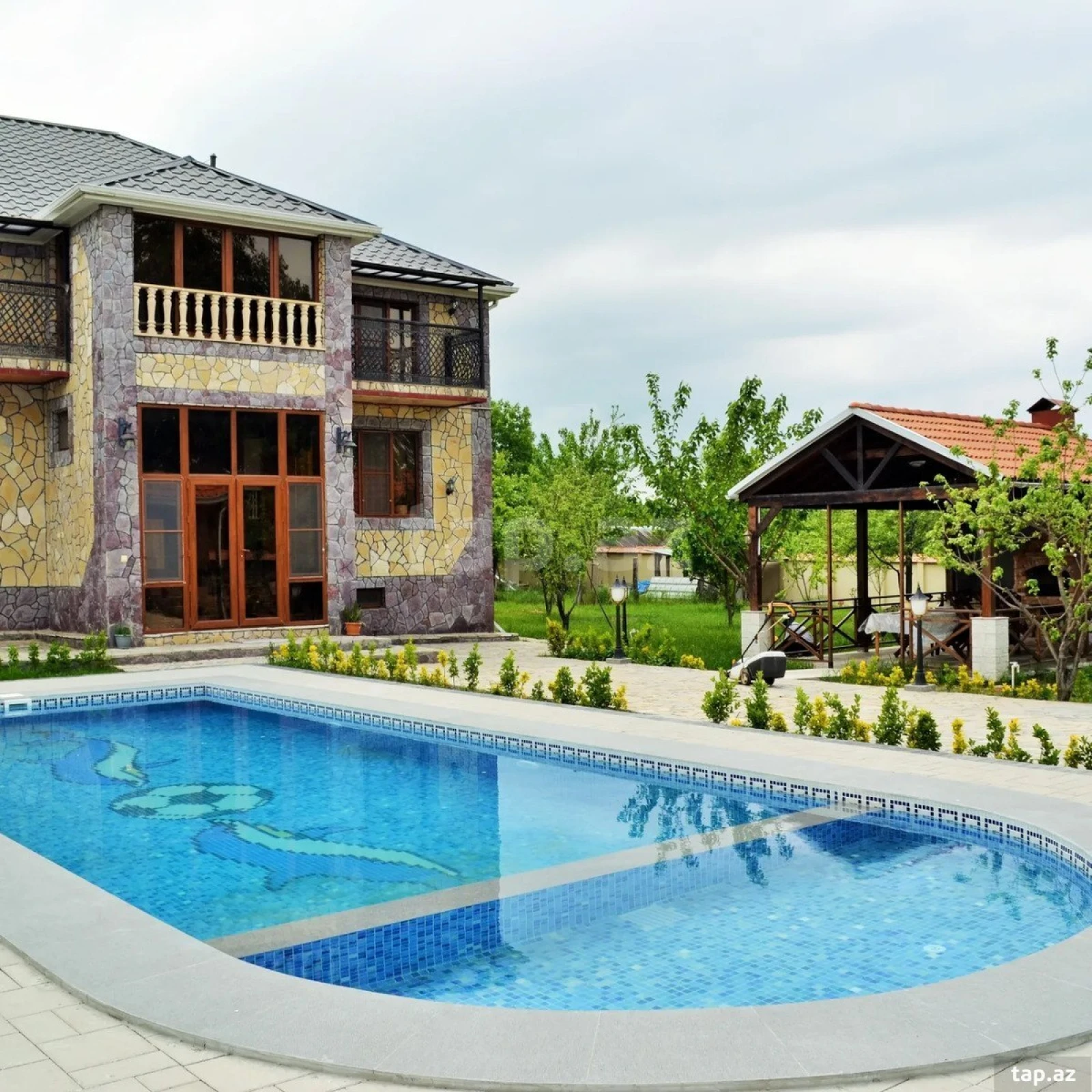 Kirayə verilir 6 otaqlı həyət evi