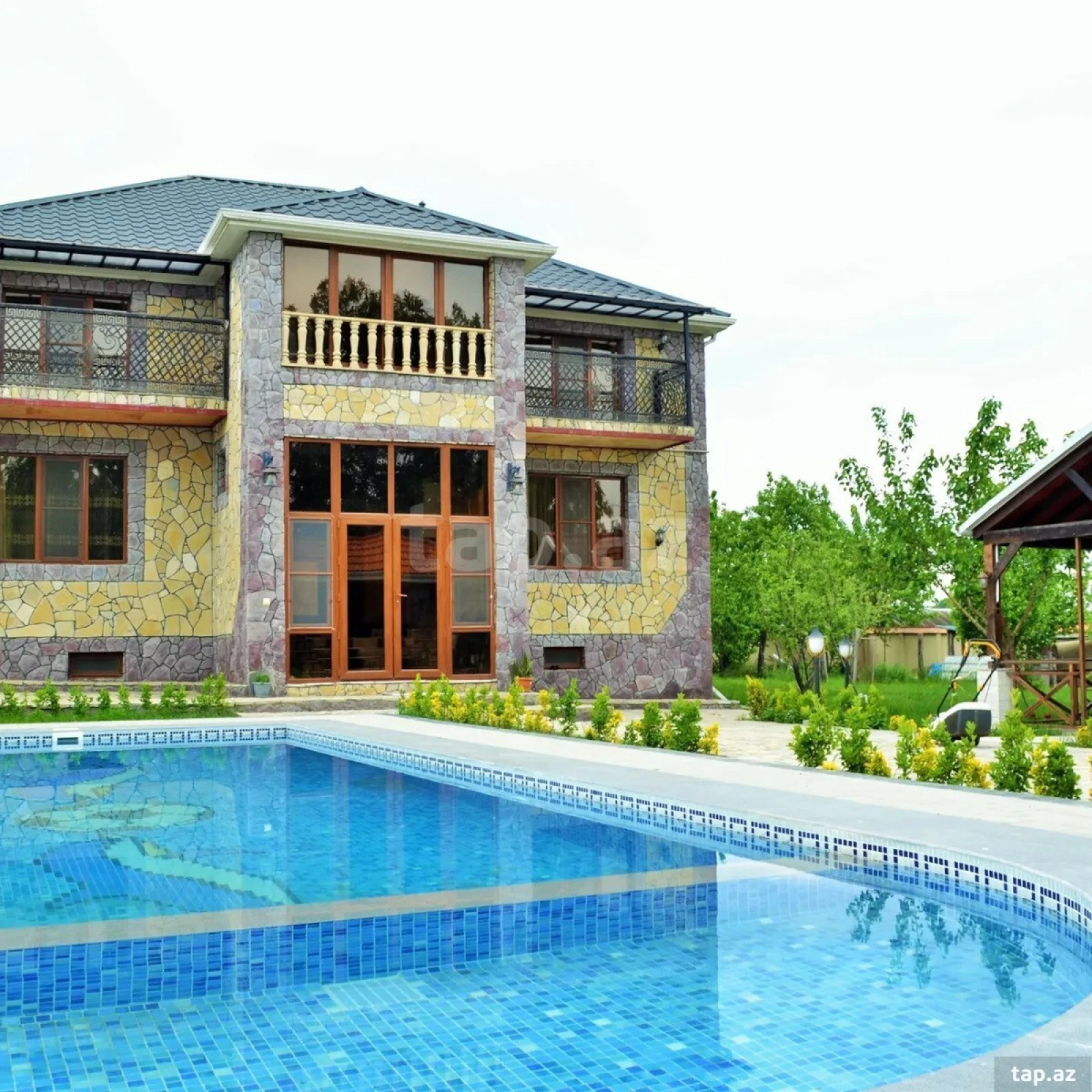 Kirayə verilir 6 otaqlı həyət evi