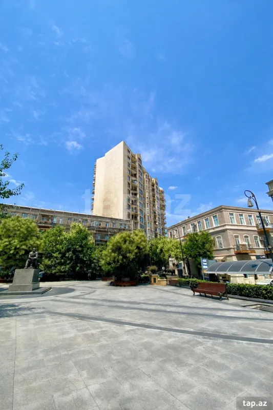 Satılır 5 otaqlı yeni tikili 250 m²