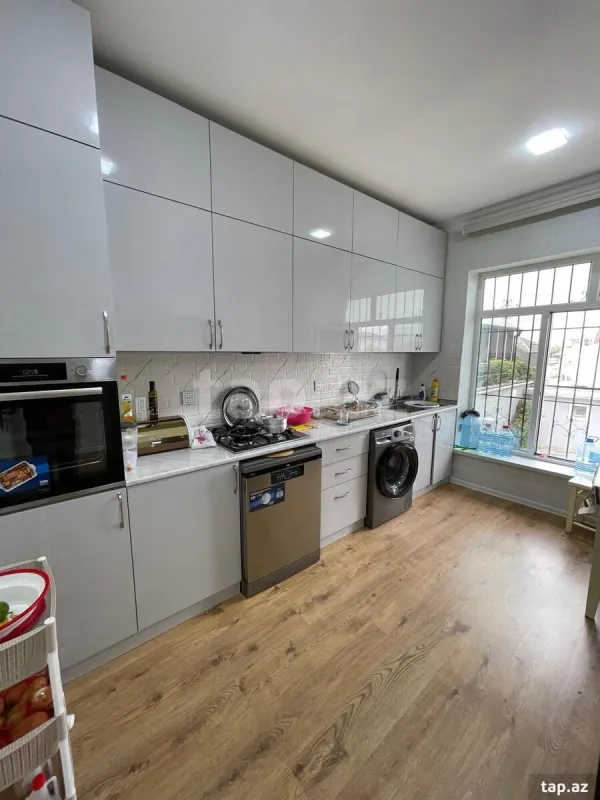 Satılır 8 otaqlı həyət evi