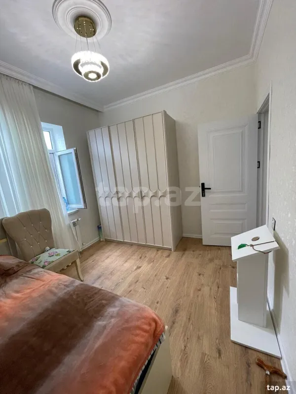 Satılır 8 otaqlı həyət evi