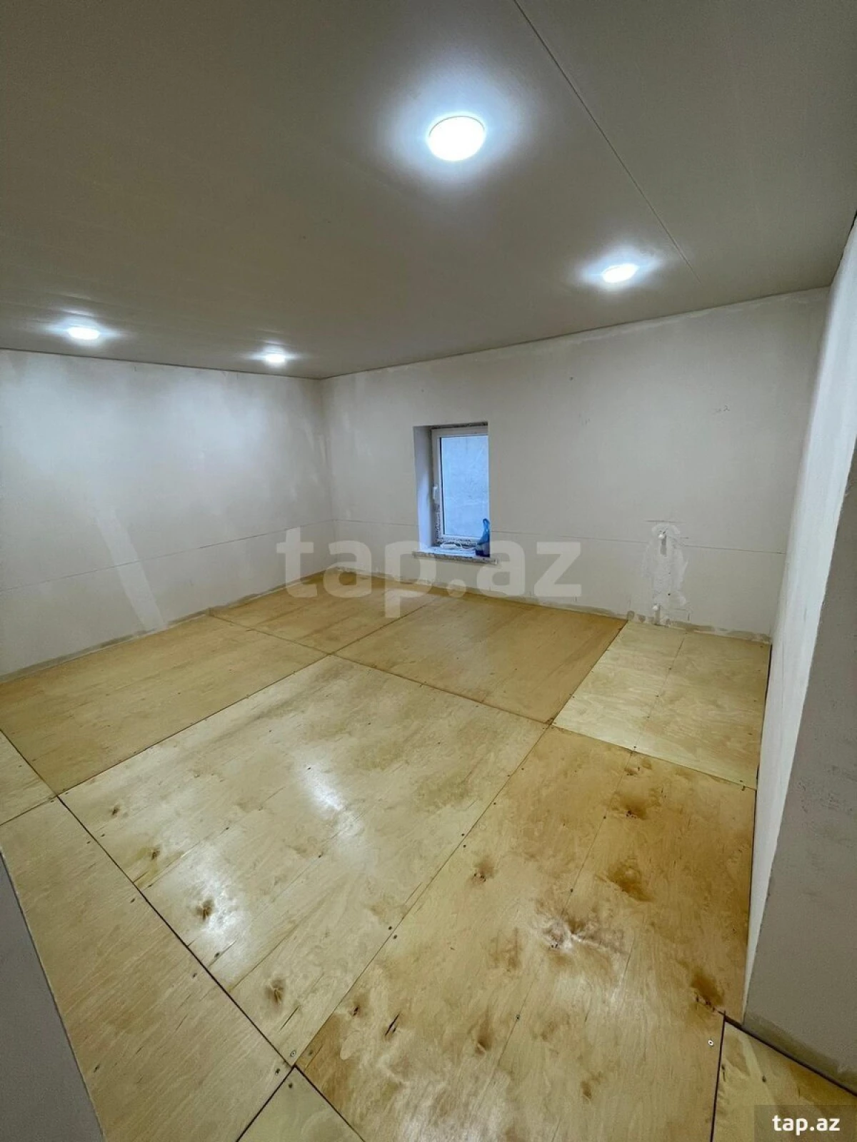 Satılır 8 otaqlı həyət evi