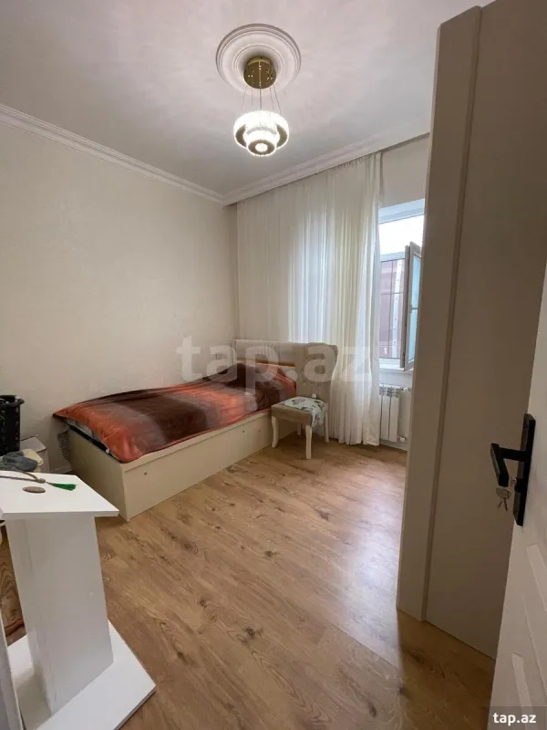 Satılır 8 otaqlı həyət evi