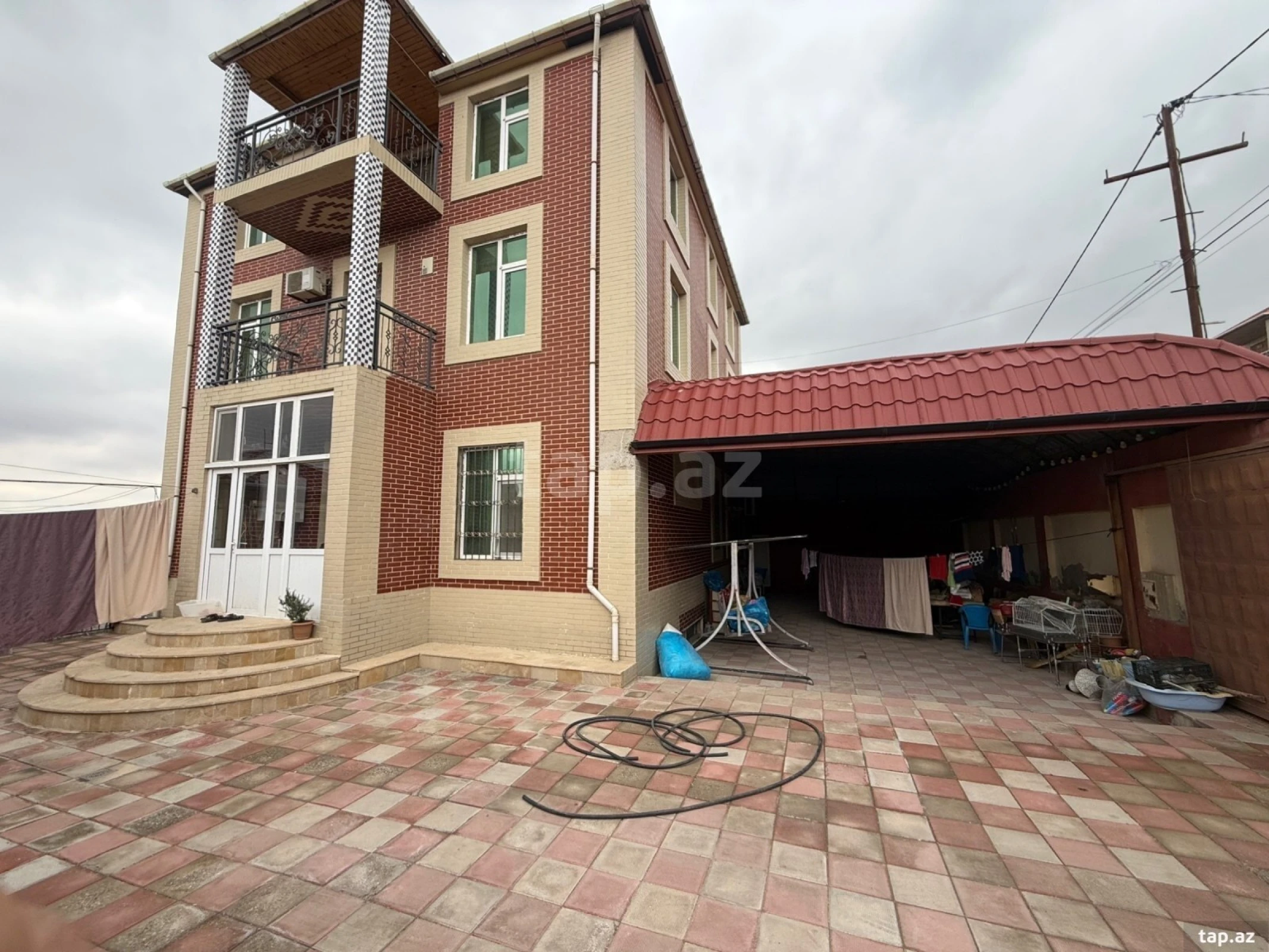 Satılır 6 otaqlı həyət evi