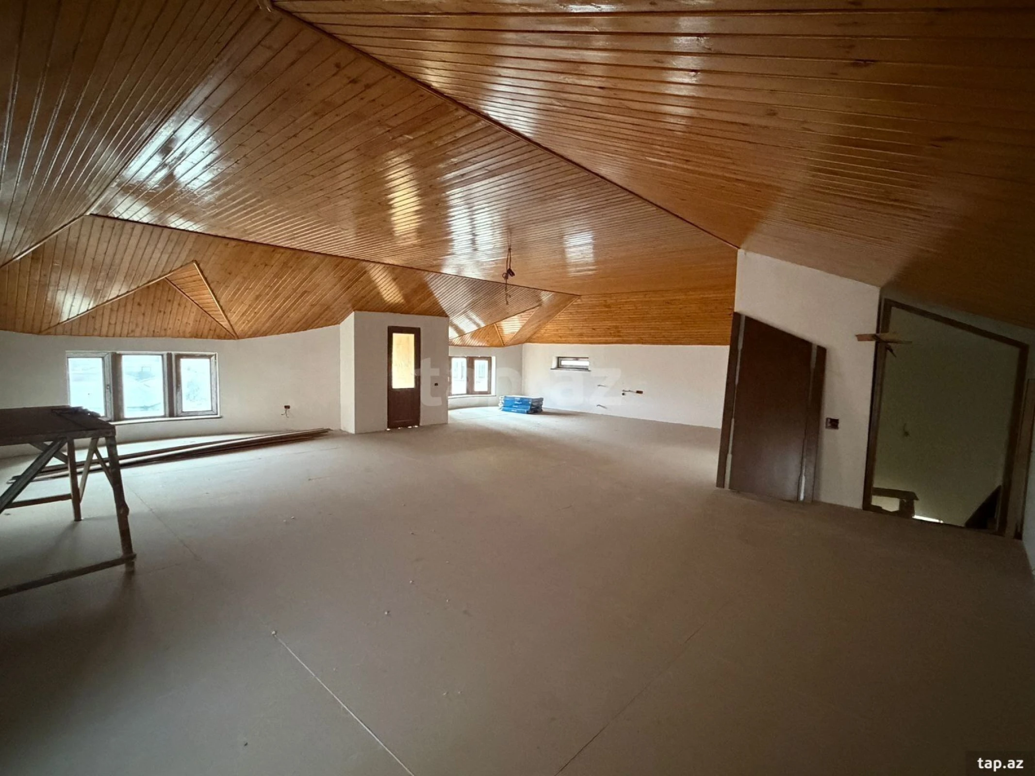 Satılır 6 otaqlı həyət evi