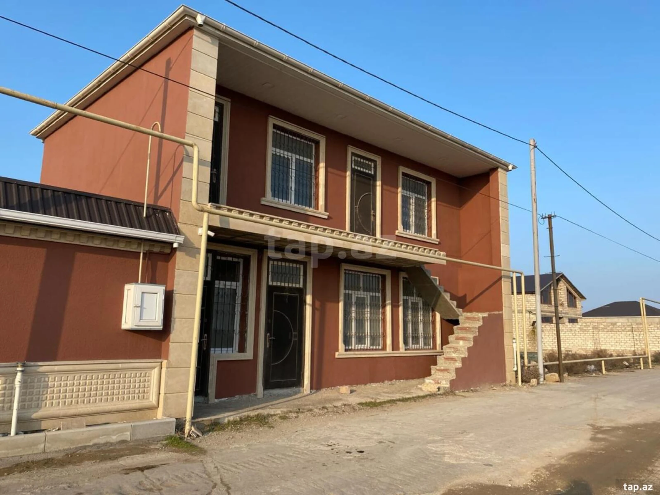 Satılır 9 otaqlı həyət evi