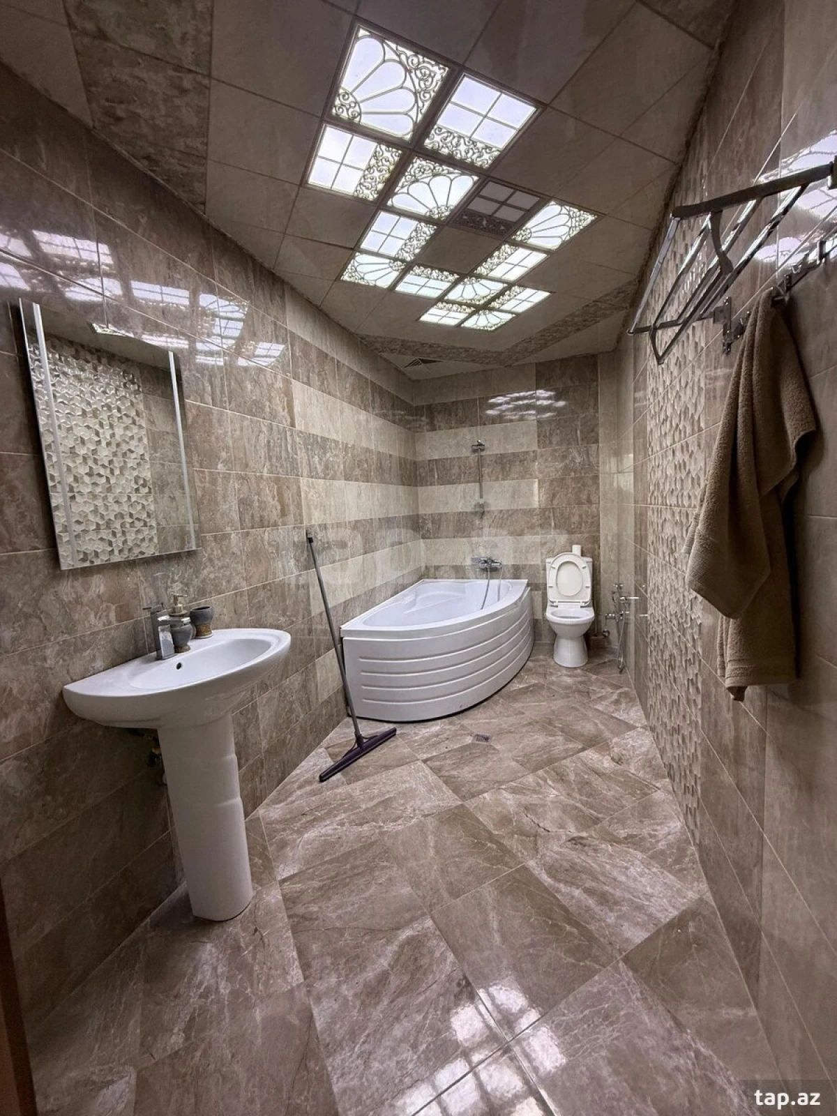 Kirayə verilir 4 otaqlı yeni tikili 190 m²