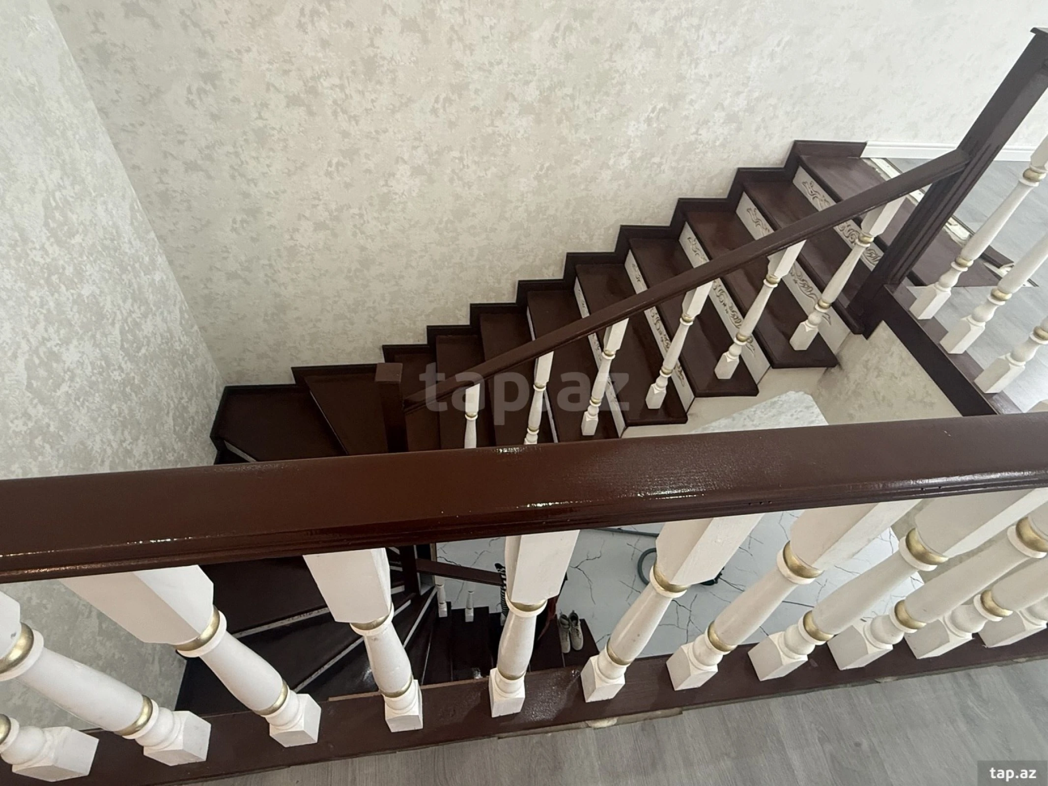 Satılır 6 otaqlı həyət evi