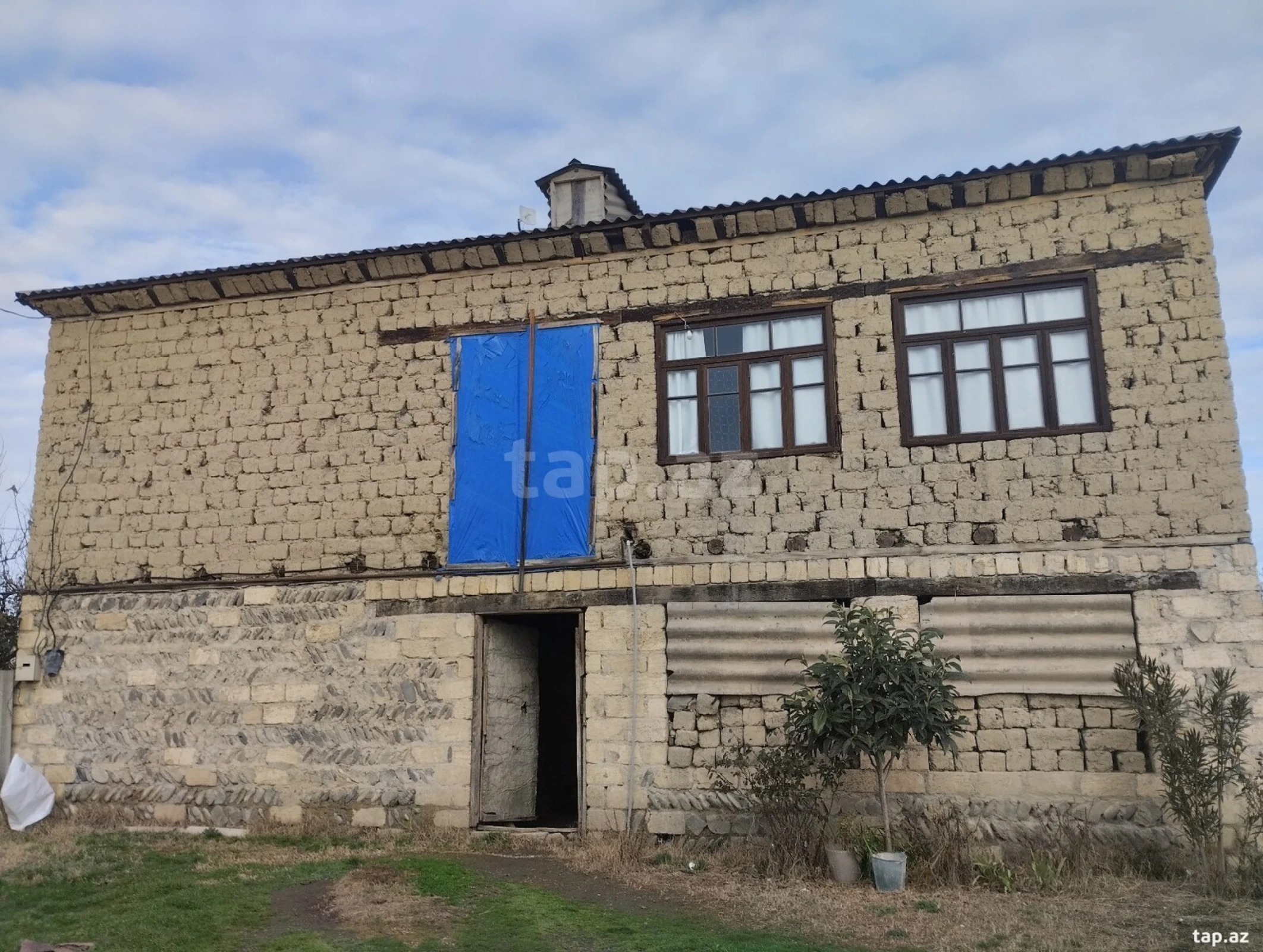Satılır 6 otaqlı həyət evi