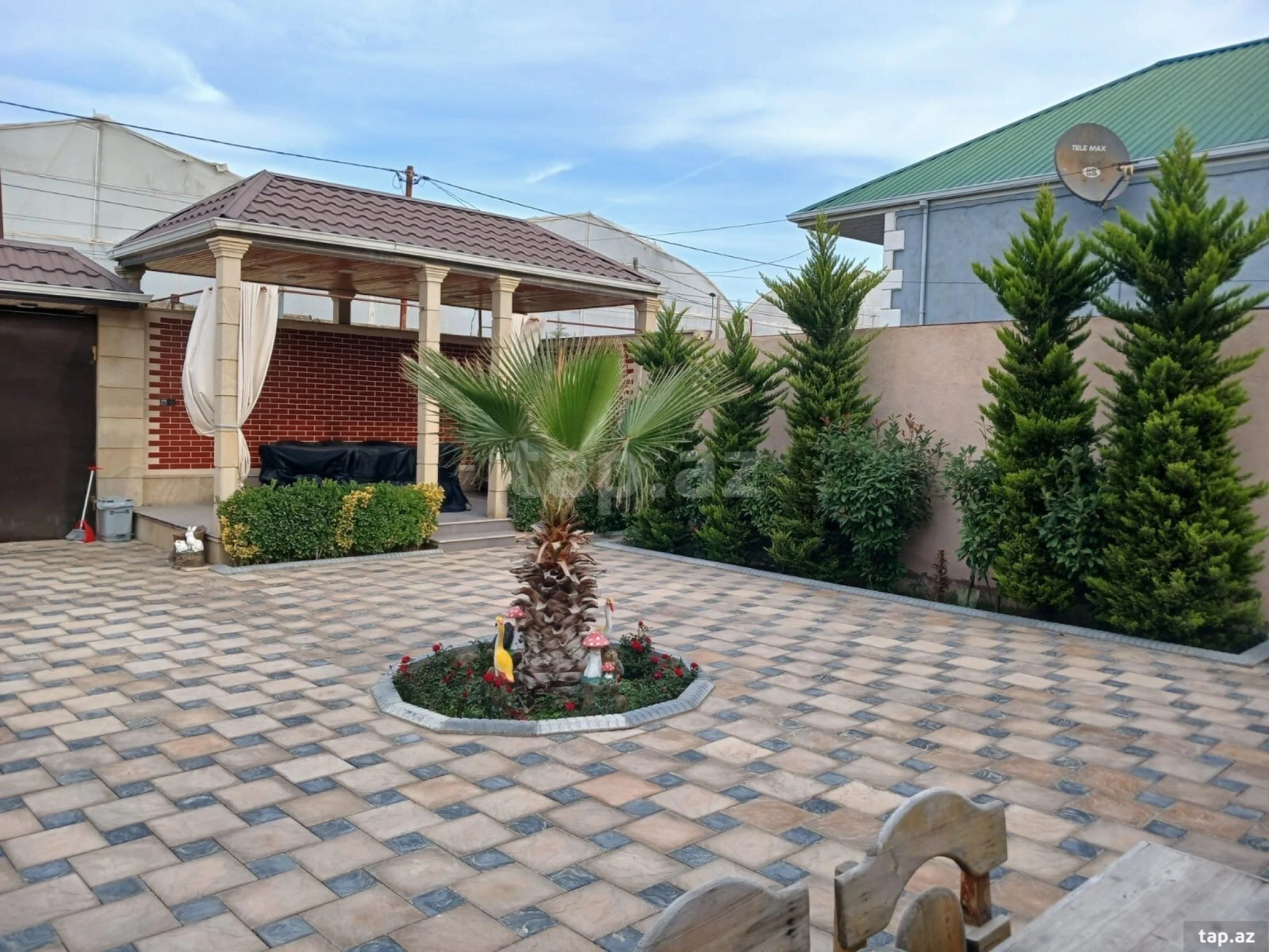 Satılır 4 otaqlı həyət evi 300 m²