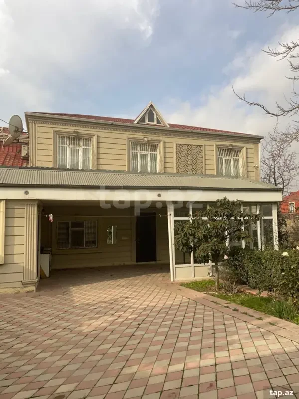 Satılır 8 otaqlı həyət evi 220 m²