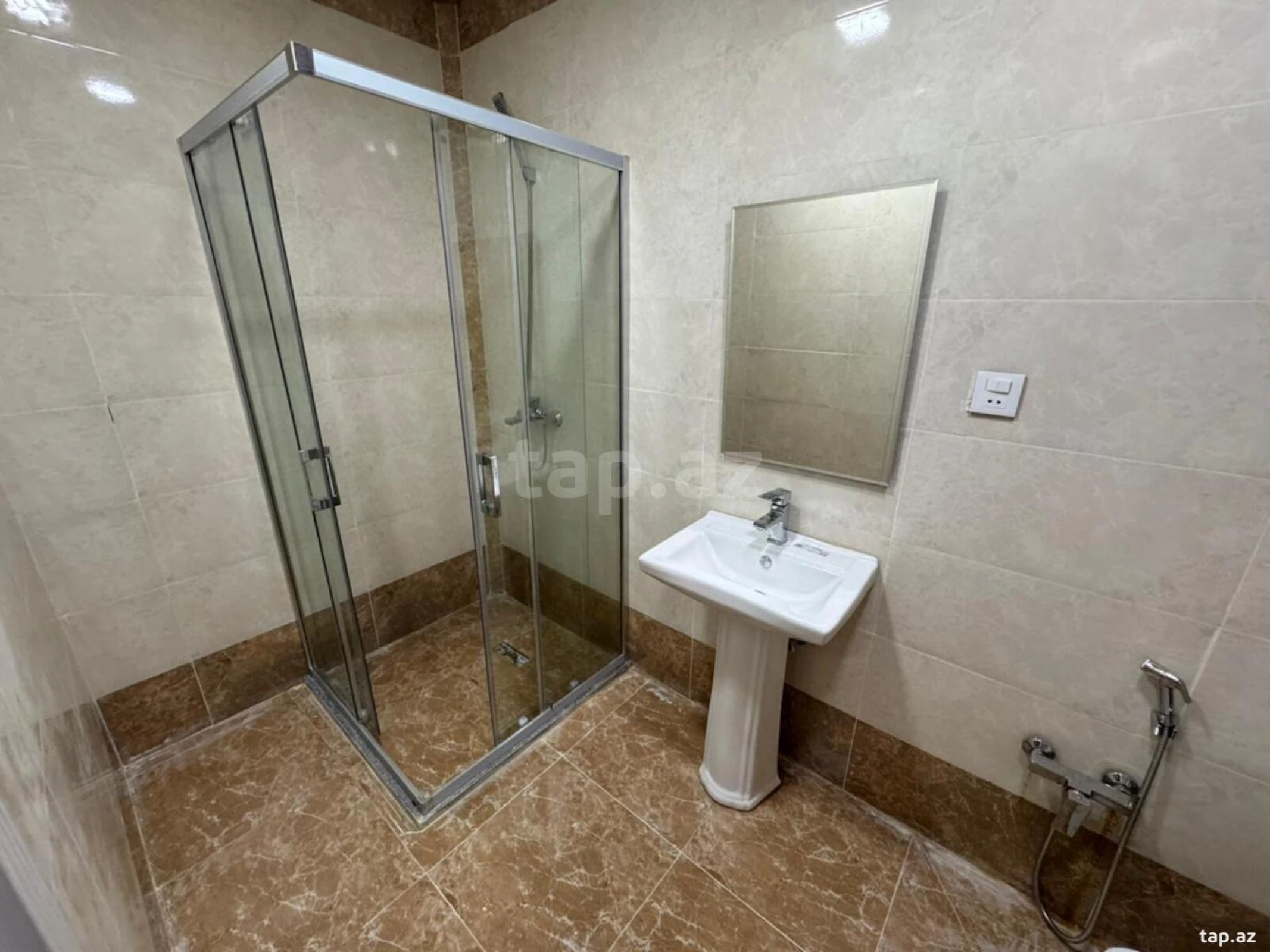 Kirayə verilir 2 otaqlı yeni tikili 75 m²