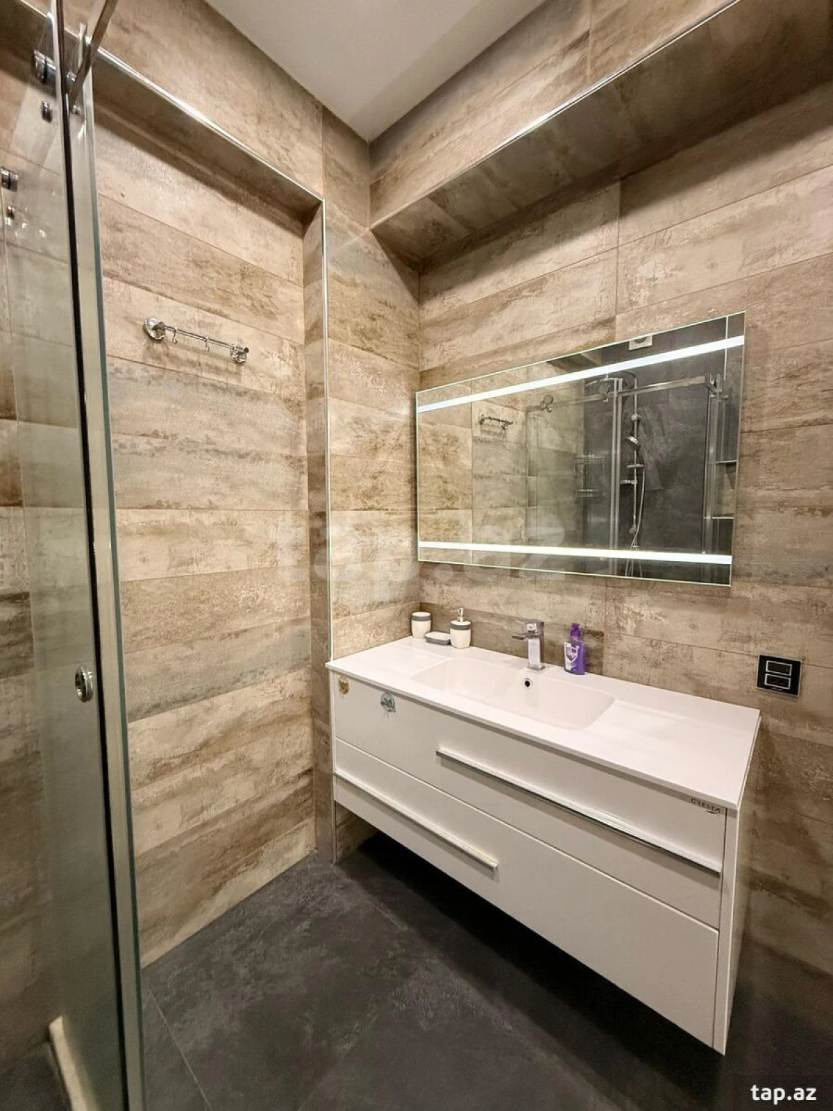 Kirayə verilir 3 otaqlı yeni tikili 155 m²