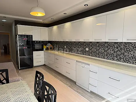 Kirayə verilir 3 otaqlı yeni tikili 125 m²