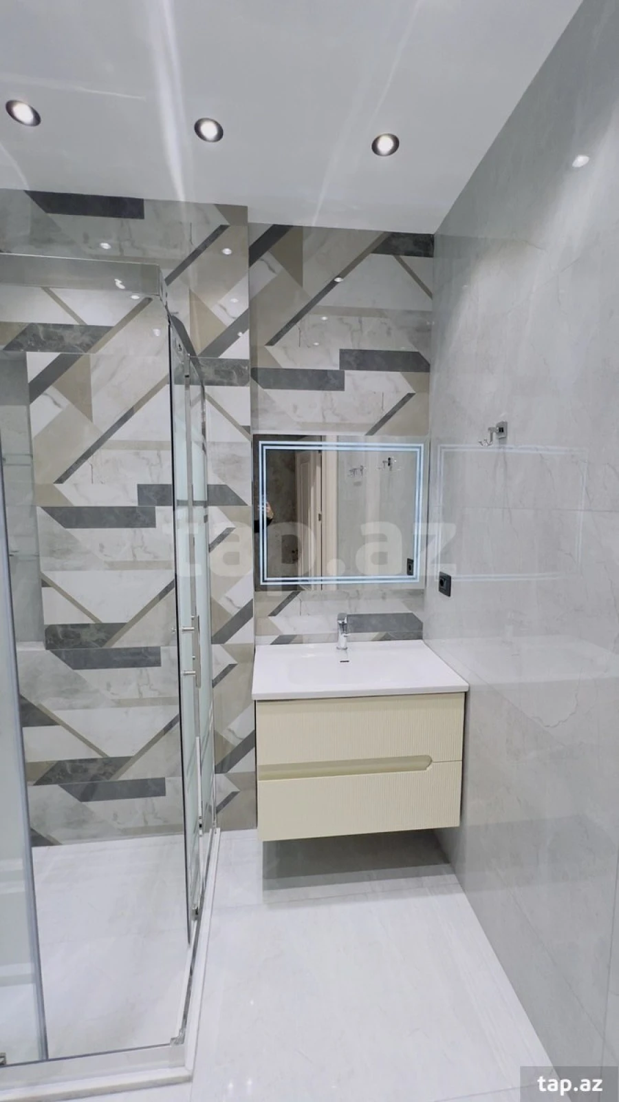 Satılır 3 otaqlı yeni tikili 120 m²