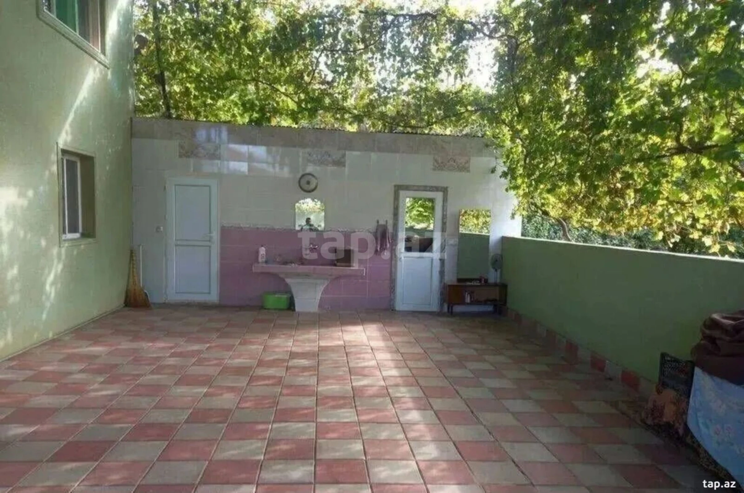 Satılır 8 otaqlı həyət evi