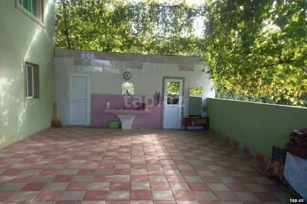 Satılır 8 otaqlı həyət evi