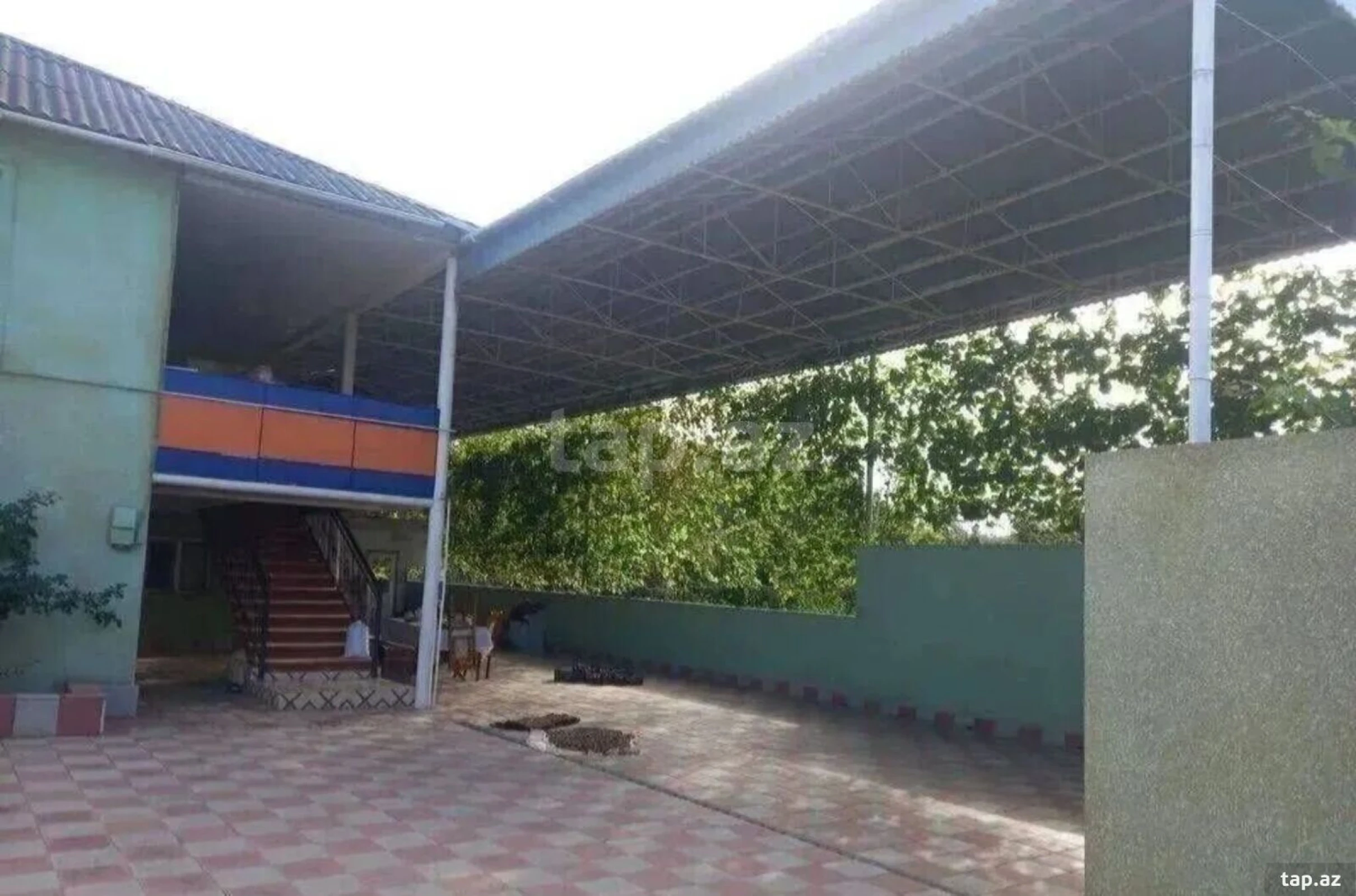 Satılır 8 otaqlı həyət evi