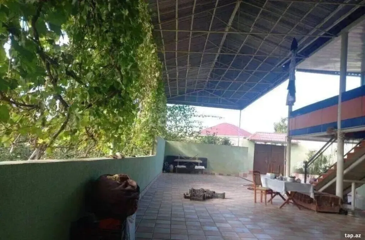 Satılır 8 otaqlı həyət evi