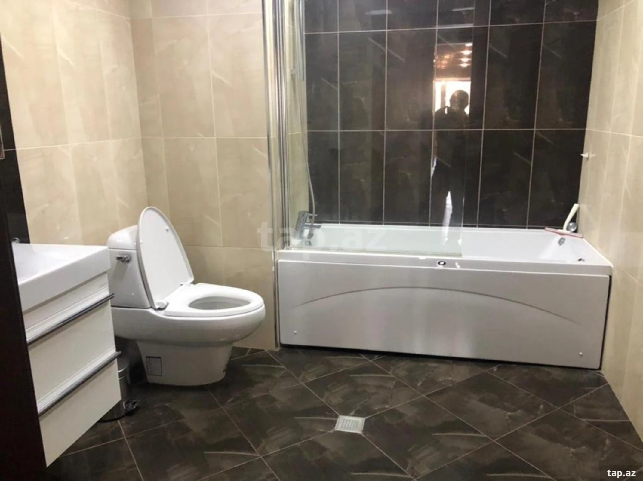 Kirayə verilir 4 otaqlı yeni tikili 200 m²