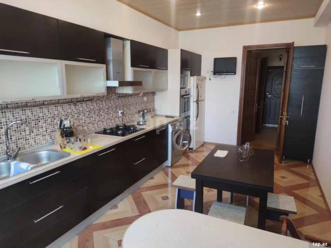 Kirayə verilir 4 otaqlı yeni tikili 145 m²