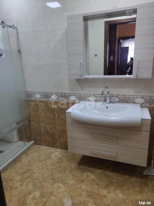 Kirayə verilir 4 otaqlı yeni tikili 145 m²