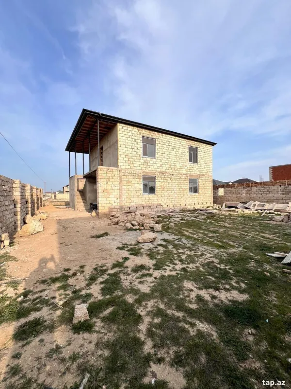 Satılır 8 otaqlı həyət evi