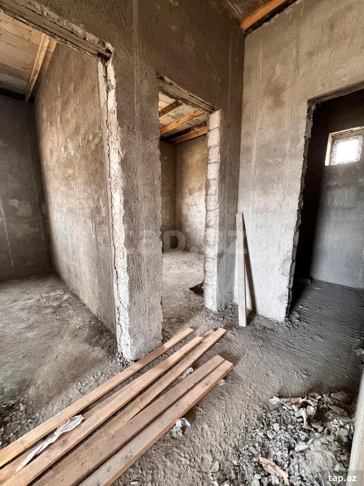 Satılır 8 otaqlı həyət evi