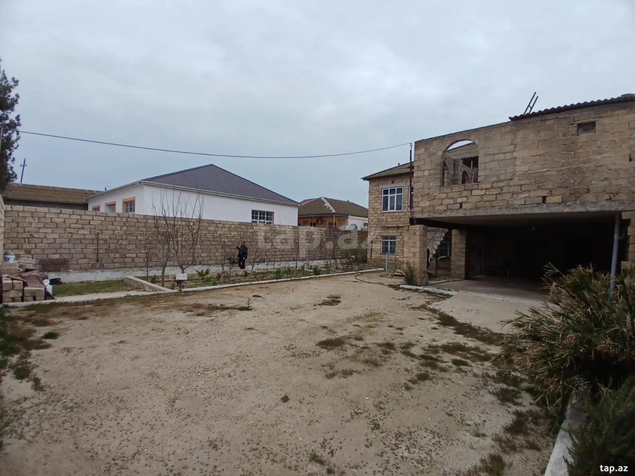 Satılır 8 otaqlı həyət evi