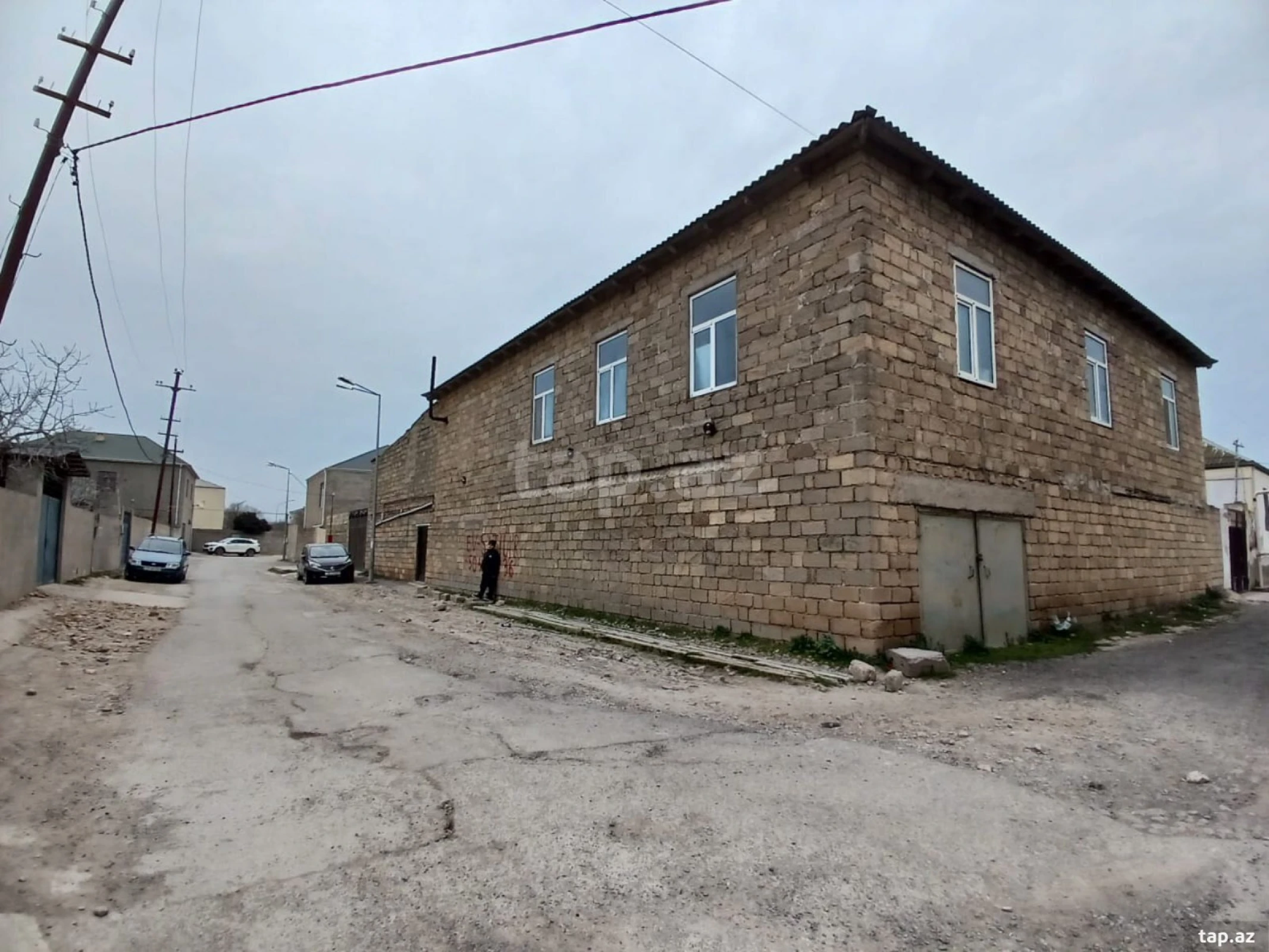 Satılır 8 otaqlı həyət evi