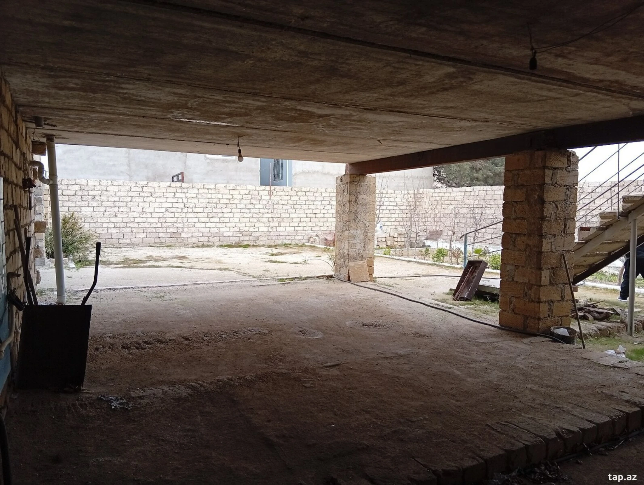 Satılır 8 otaqlı həyət evi