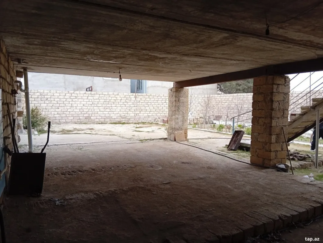 Satılır 8 otaqlı həyət evi