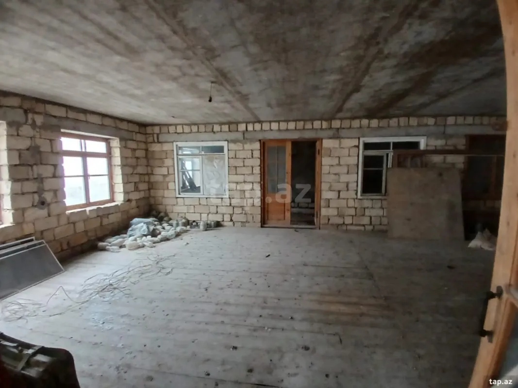 Satılır 8 otaqlı həyət evi