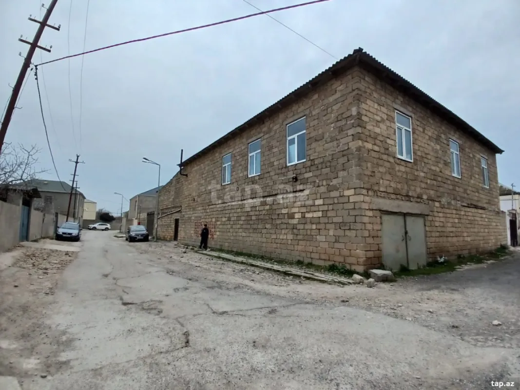 Satılır 8 otaqlı həyət evi
