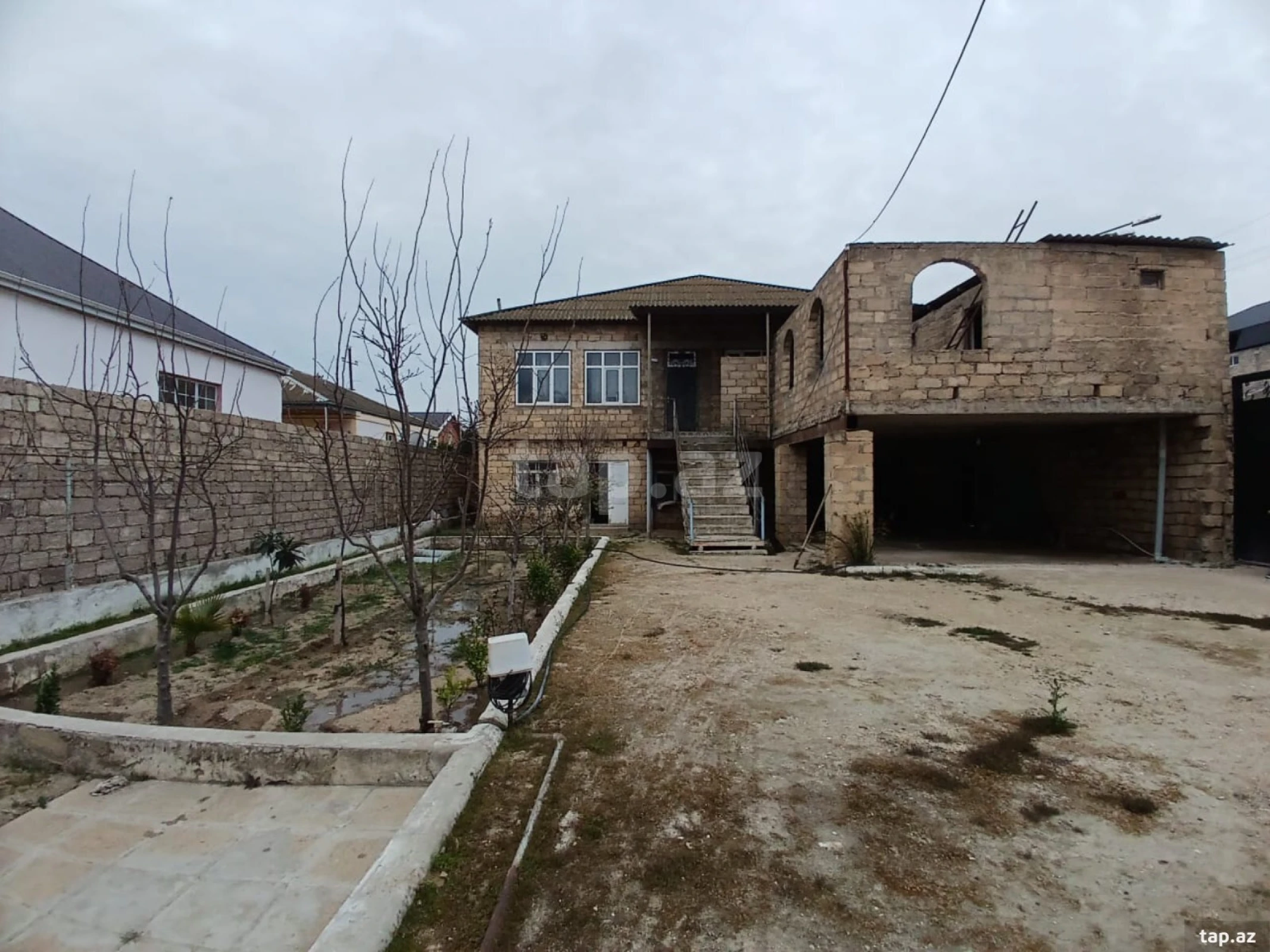 Satılır 8 otaqlı həyət evi