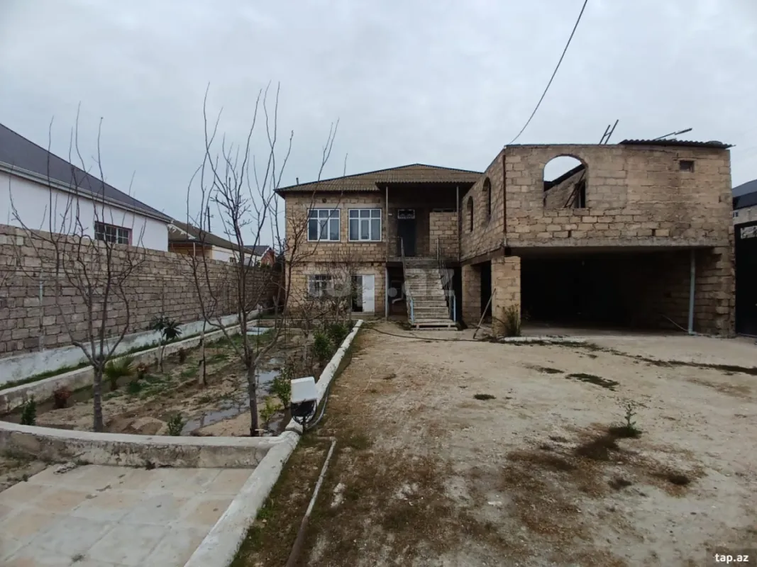 Satılır 8 otaqlı həyət evi