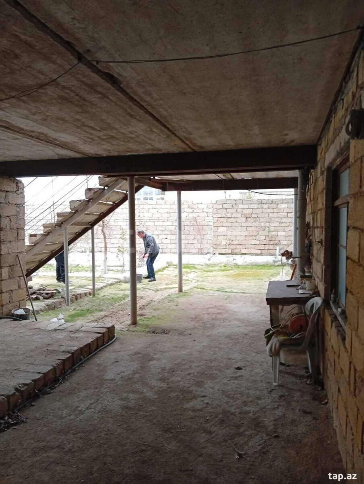 Satılır 8 otaqlı həyət evi