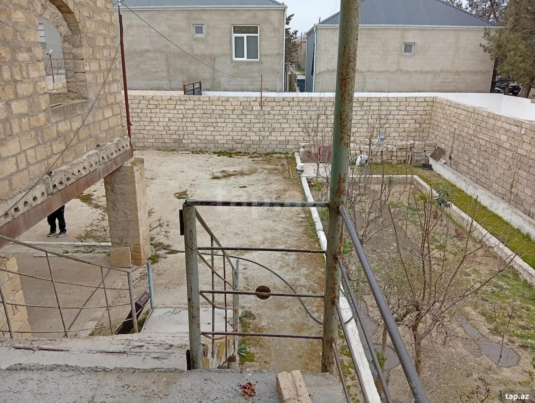 Satılır 8 otaqlı həyət evi