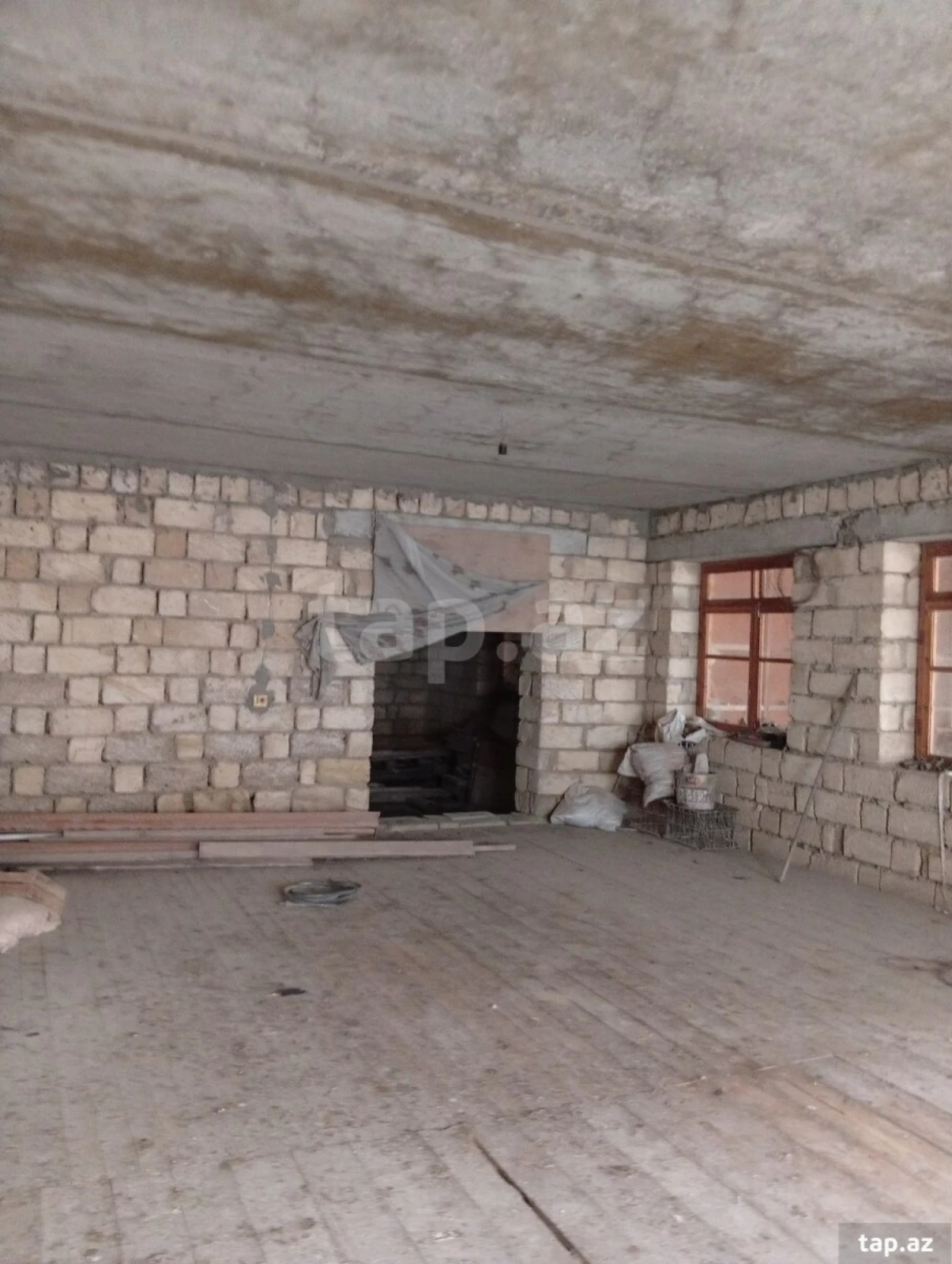 Satılır 8 otaqlı həyət evi