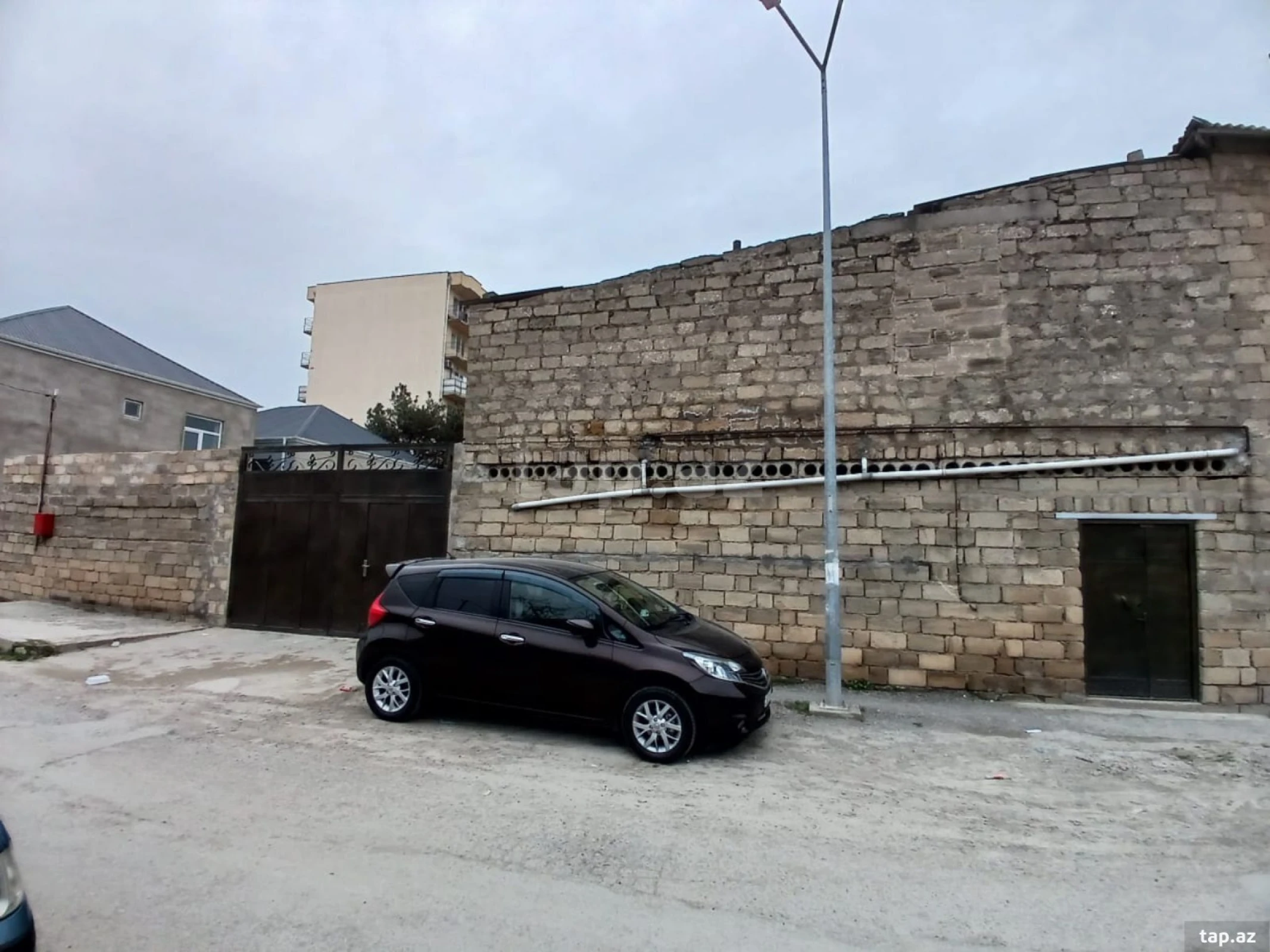 Satılır 8 otaqlı həyət evi