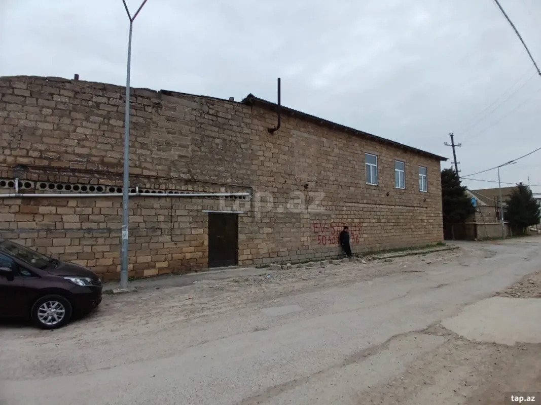 Satılır 8 otaqlı həyət evi