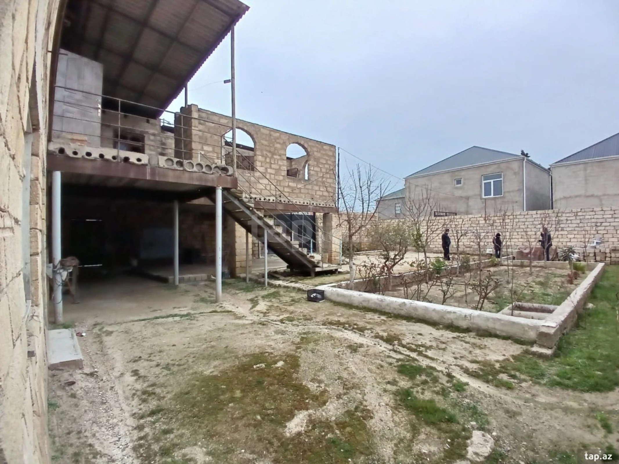 Satılır 8 otaqlı həyət evi