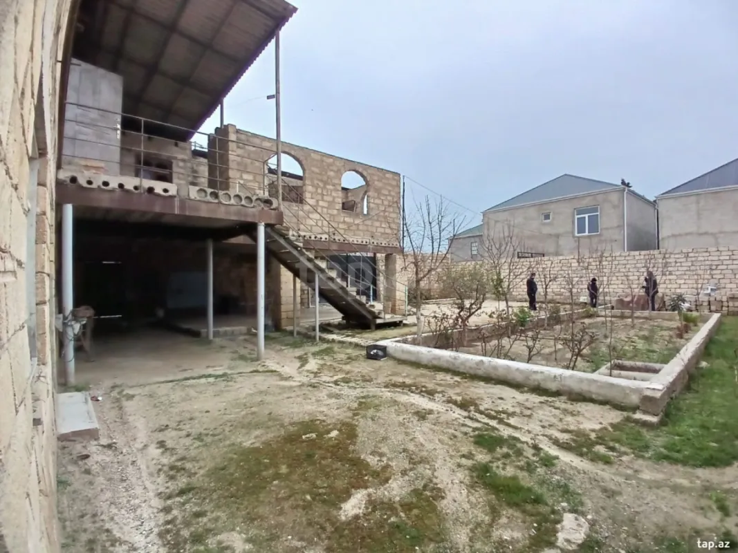 Satılır 8 otaqlı həyət evi