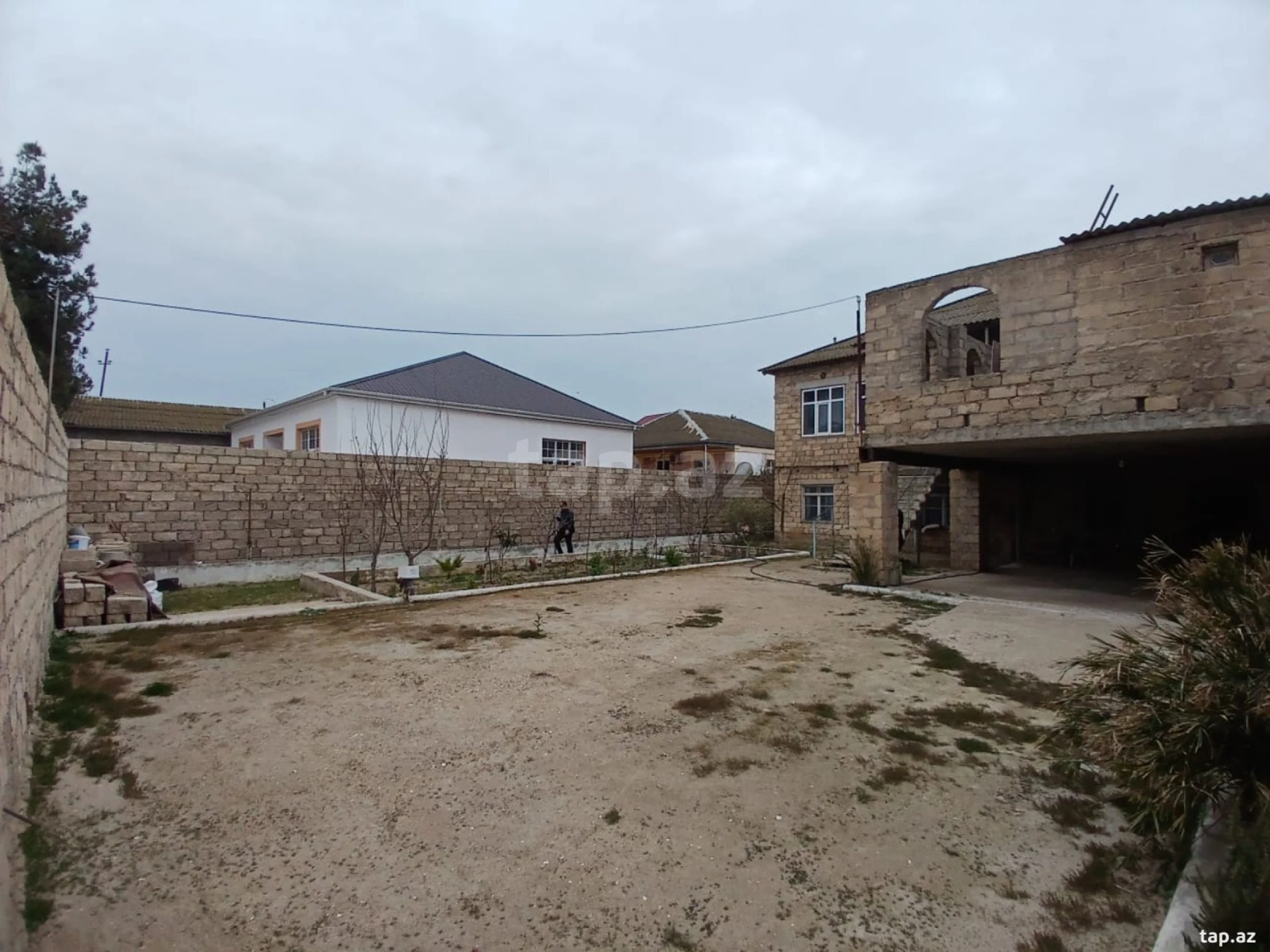 Satılır 8 otaqlı həyət evi