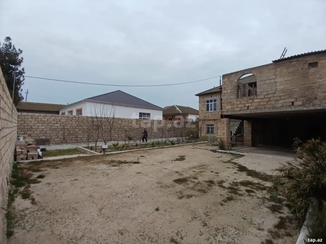 Satılır 8 otaqlı həyət evi