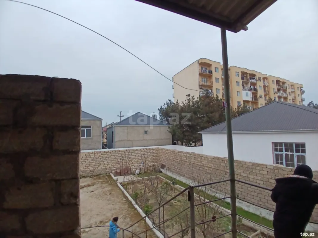 Satılır 8 otaqlı həyət evi