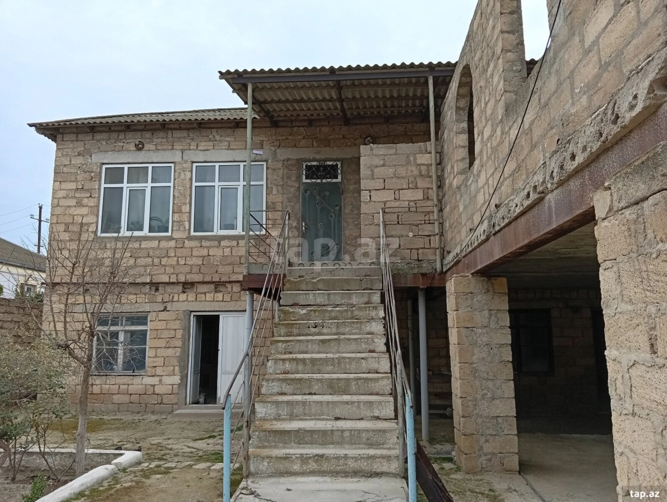 Satılır 8 otaqlı həyət evi