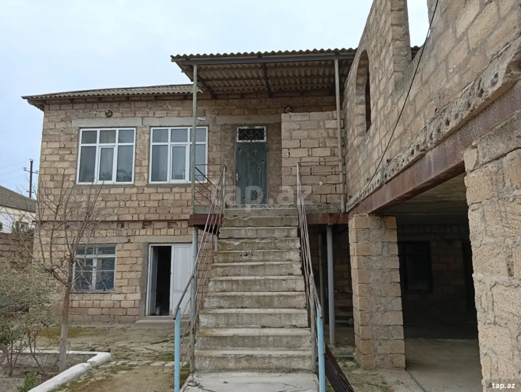 Satılır 8 otaqlı həyət evi